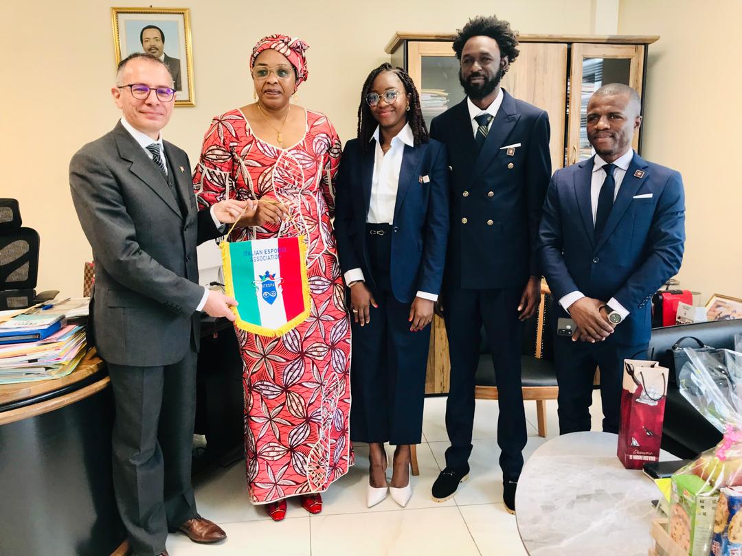 Delivery of the ITESPA pennant to the Special Adviser to the Prime Minister of Cameroon, Yaoundé 2025